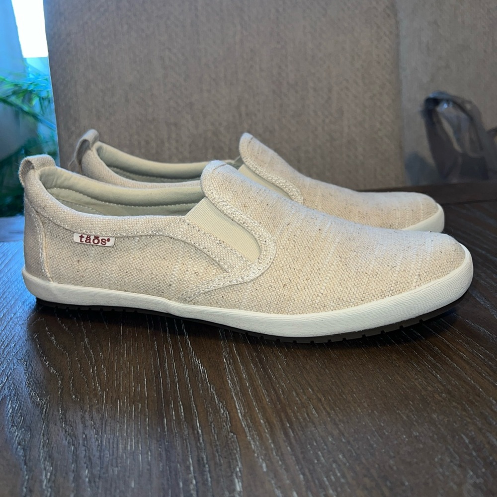 Taos Womens Slip-On Shoes - Cream canvas size 8.5   Casual and comfy